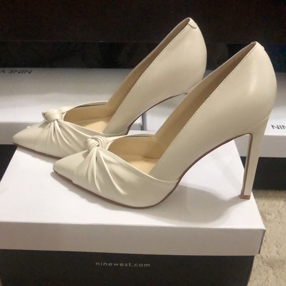 Brand New Ivory Colored Heels, Size 6 with box. - Picture 5 of 8